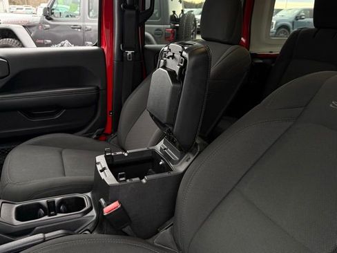 Used 2023 Jeep Wrangler Sahara image 30