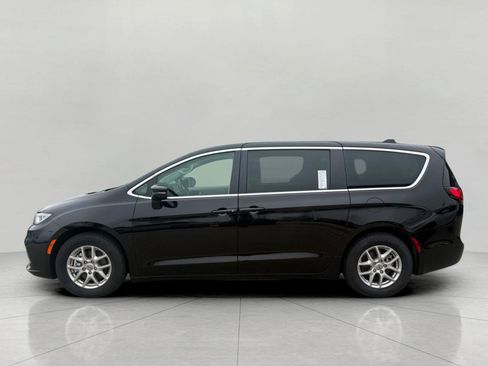 Used 2024 Chrysler Pacifica Touring-L image 8