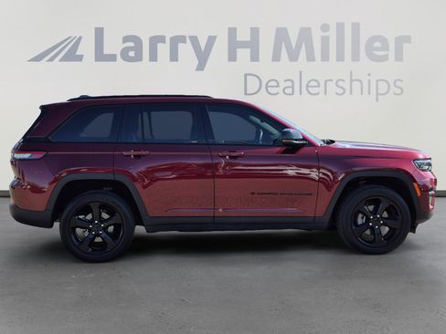 Used 2023 Jeep Grand Cherokee Altitude AWD/4WD image 6