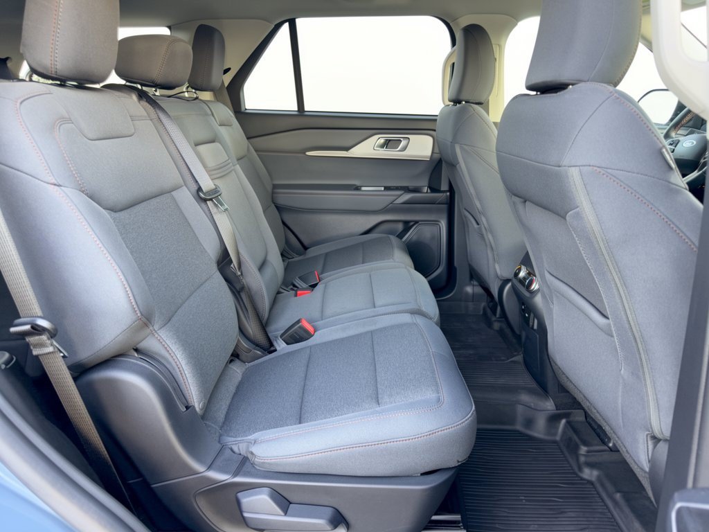 Used 2025 Ford Explorer Active RWD image 29