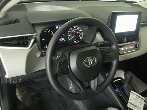 Used 2025 Toyota Corolla LE image 9
