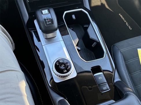 Used 2025 Mitsubishi Outlander SE image 27