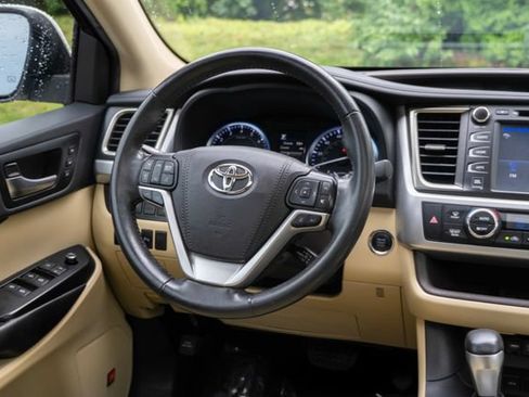 Used 2019 Toyota Highlander Limited FWD image 23