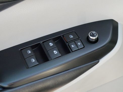 Used 2019 Toyota Highlander XLE AWD/4WD image 19