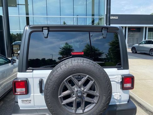 Used 2024 Jeep Wrangler Unlimited Sport AWD/4WD image 8