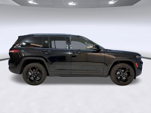 Used 2023 Jeep Grand Cherokee Altitude AWD/4WD image 8