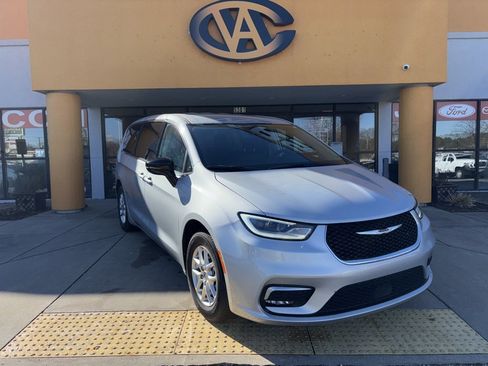 Used 2024 Chrysler Pacifica Touring-L image 1