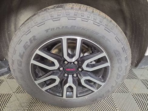 Used 2024 GMC Yukon XL AT4 w/ Technology Package AWD/4WD image 12