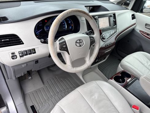 Used 2013 Toyota Sienna XLE image 13