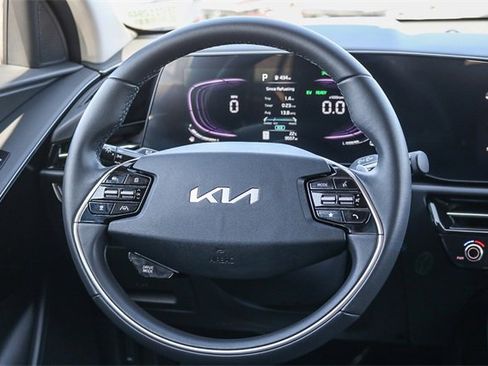 Used 2025 Kia Niro EX image 17