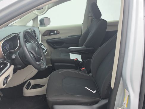 Used 2023 Chrysler Voyager LX FWD image 18