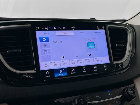 Certified 2024 Chrysler Pacifica Touring-L image 23