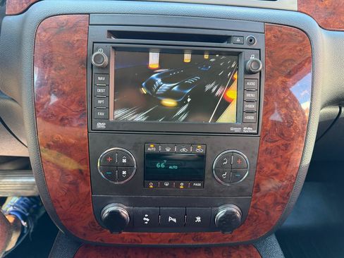 Used 2011 Chevrolet Avalanche LTZ AWD/4WD image 26