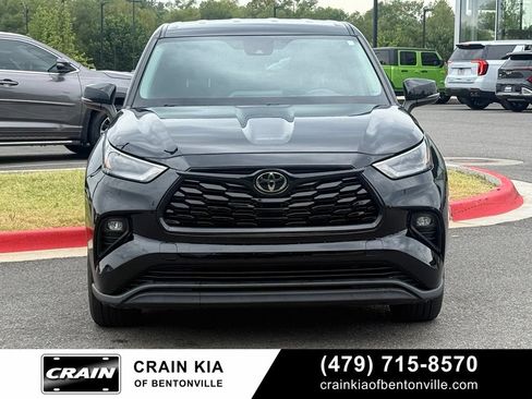 Used 2022 Toyota Highlander LE AWD/4WD image 2