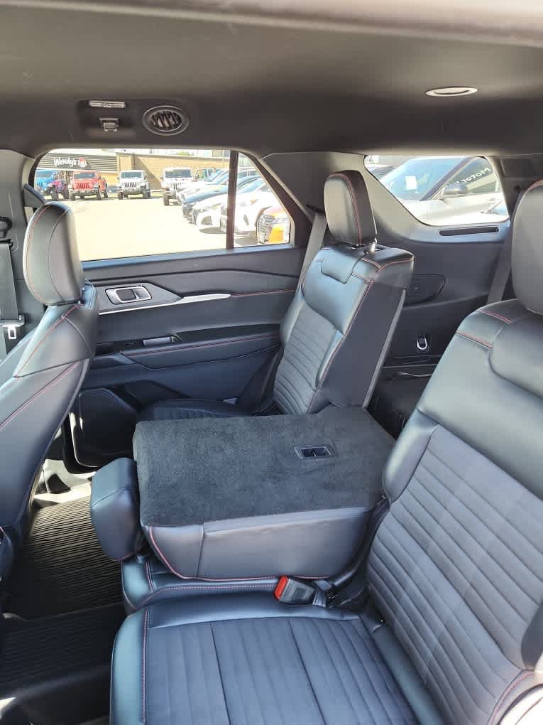 Used 2025 Ford Explorer ST-Line w/ ST-Line Street Pack AWD/4WD image 25