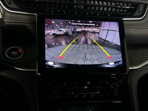 Used 2024 Jeep Grand Cherokee Limited image 17