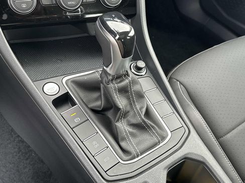 Certified 2024 Volkswagen Jetta SE w/ Panoramic Sunroof Package image 19