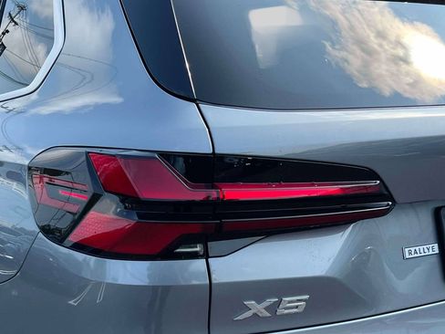 Used 2024 BMW X5 xDrive40i w/ Parking Assistance Package AWD/4WD image 11