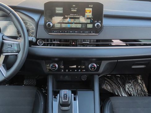 Used 2024 Mitsubishi Outlander SE image 3