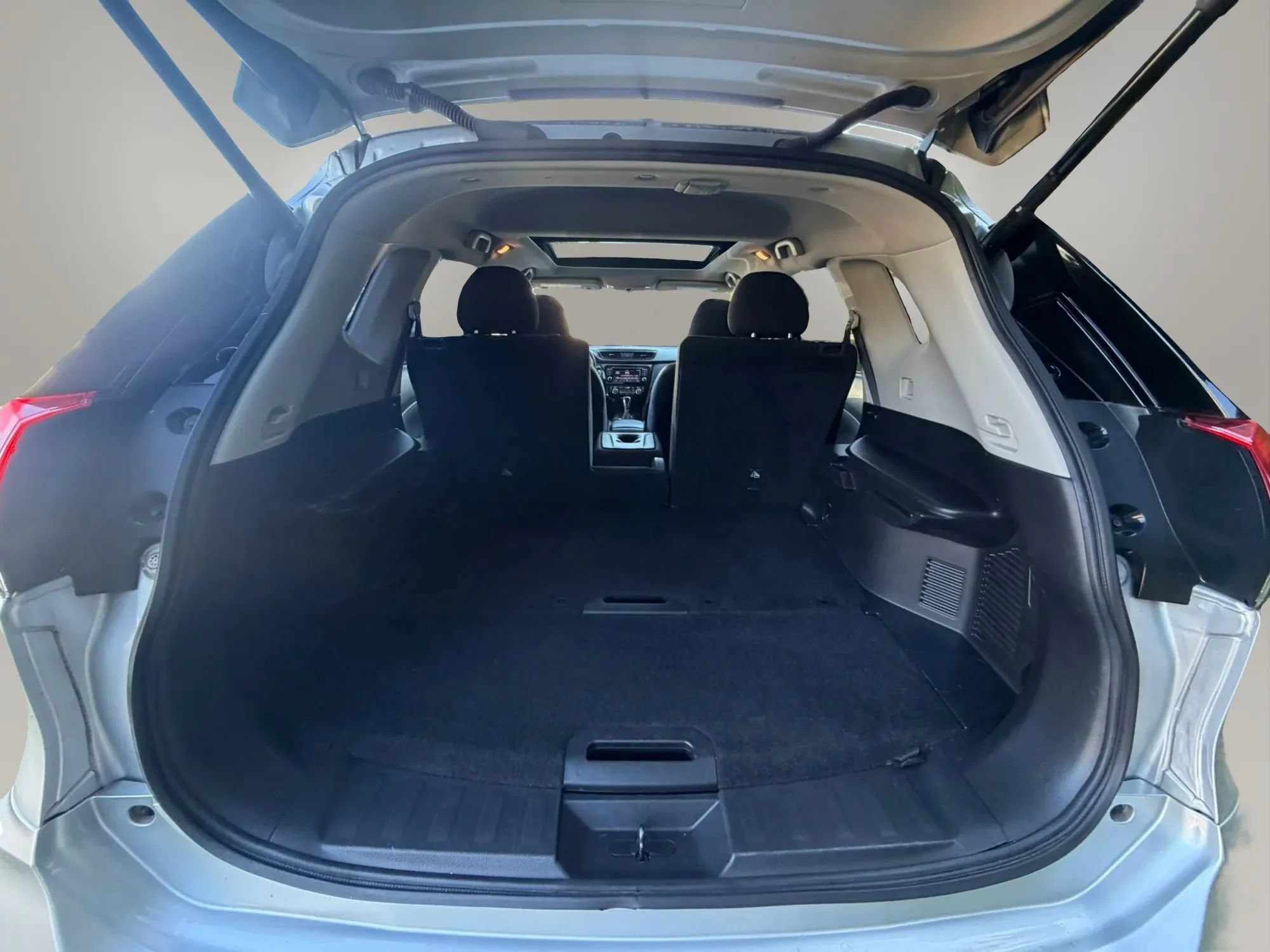 Used 2018 Nissan Rogue SV w/ Sun & Sound Touring Package AWD/4WD image 18