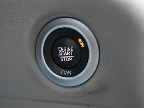 Used 2024 Chrysler Pacifica Touring-L FWD image 31