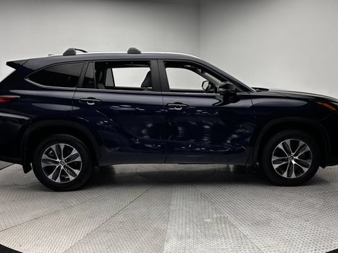 Used 2023 Toyota Highlander XLE AWD/4WD image 43