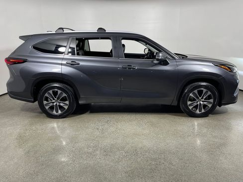 Certified 2024 Toyota Highlander XLE image 2