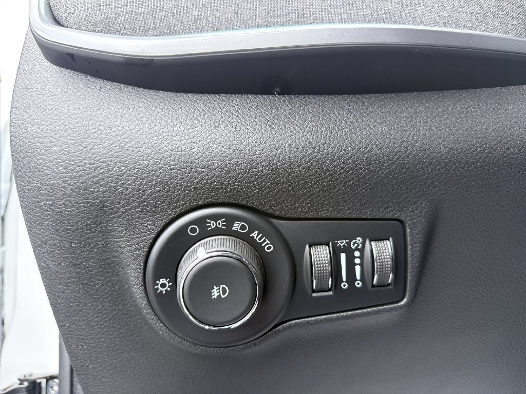 New 2026 Jeep Compass Latitude AWD/4WD image 36
