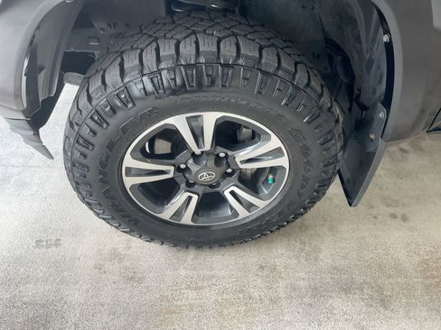 Used 2018 Toyota Tacoma TRD Sport AWD/4WD image 10