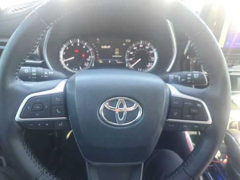 Used 2023 Toyota Highlander XLE image 10
