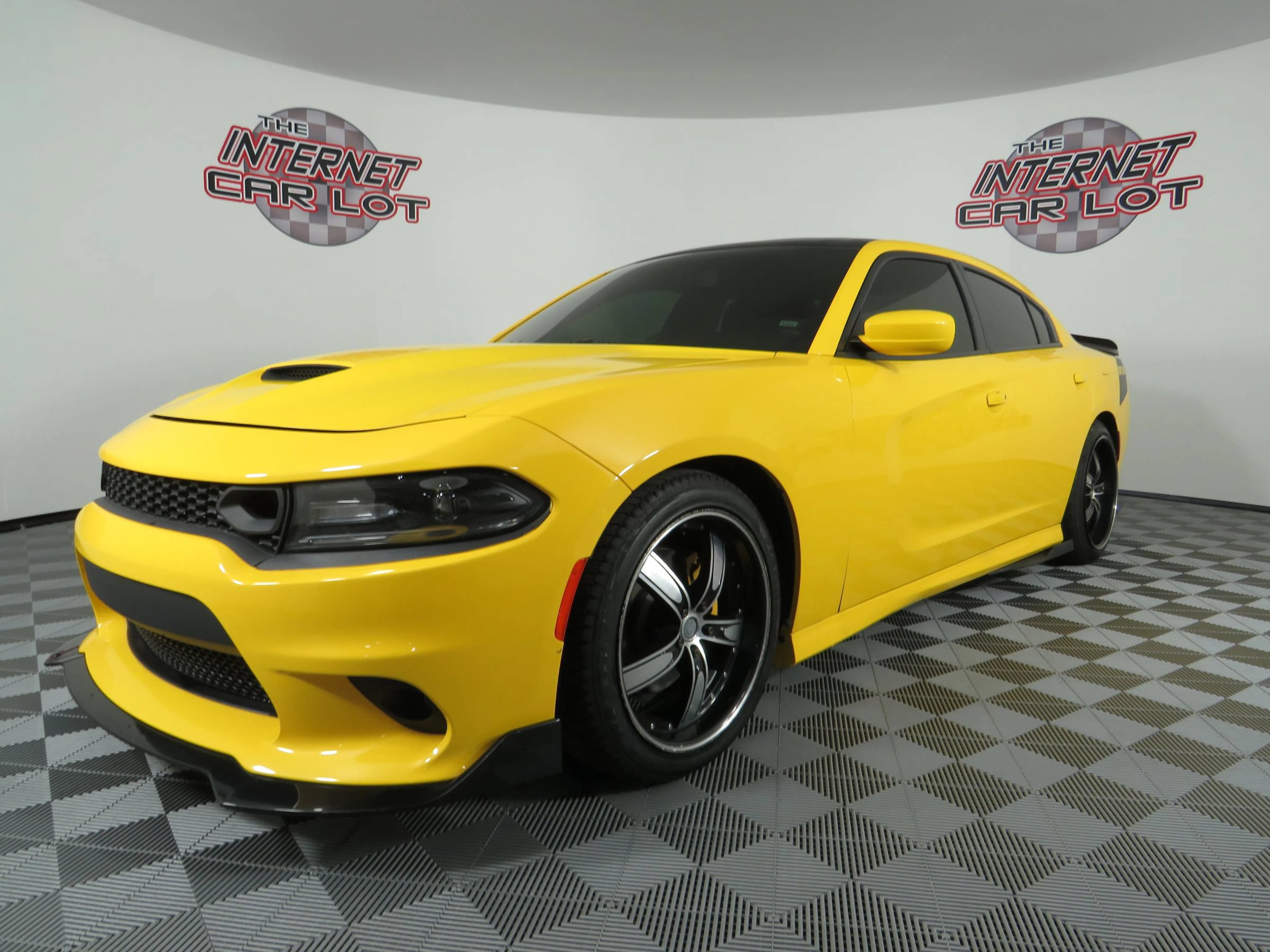 Used 2017 Dodge Charger R/T RWD image 3