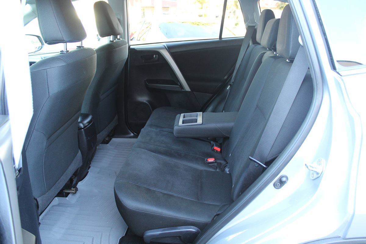 Used 2018 Toyota RAV4 LE FWD image 22