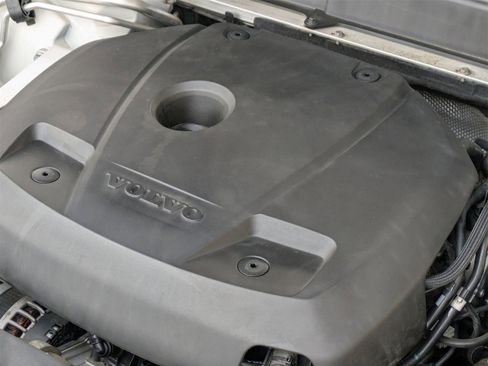 Used 2019 Volvo XC60 T5 Momentum w/ Premium Package image 24