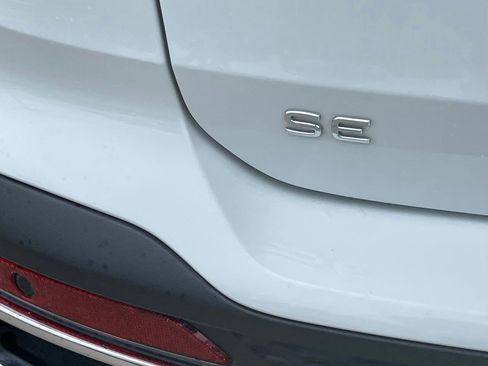 Used 2025 Volkswagen Taos SE FWD image 6