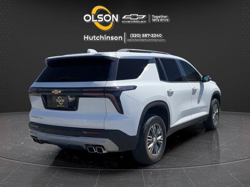 Used 2025 Chevrolet Traverse LT image 8