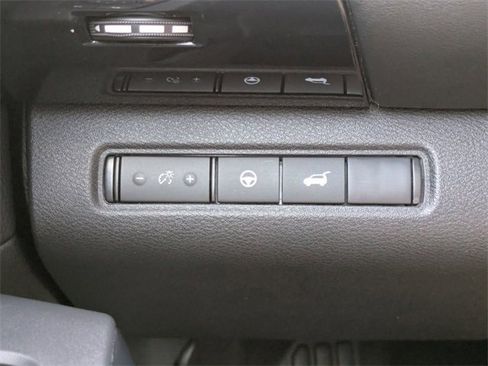 Used 2025 Nissan Pathfinder SV image 25