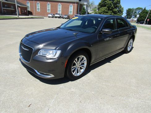 Used 2018 Chrysler 300 Touring w/ Driver Convenience Group image 7