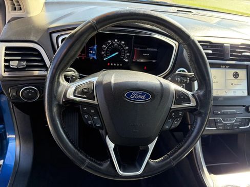 Used 2017 Ford Fusion SE w/ Fusion SE Technology Package FWD image 12