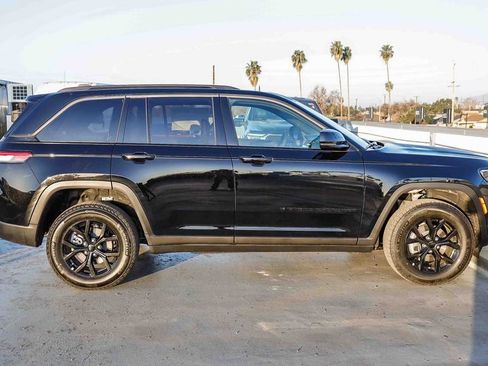 New 2026 Jeep Grand Cherokee Altitude image 12