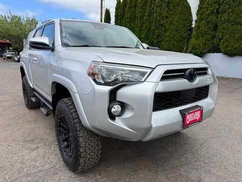 Used 2020 Toyota 4Runner SR5 AWD/4WD image 2