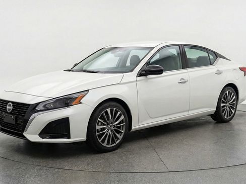 Used 2025 Nissan Altima 2.5 SV image 3