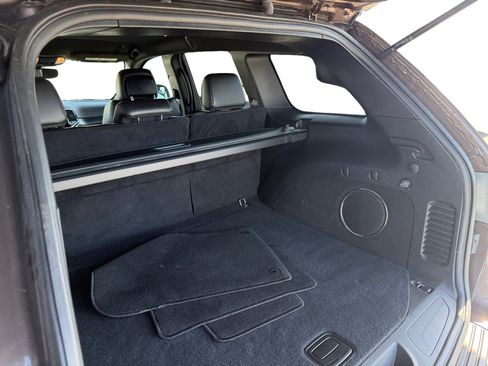 Used 2019 Jeep Grand Cherokee Laredo w/ Laredo X Package image 12