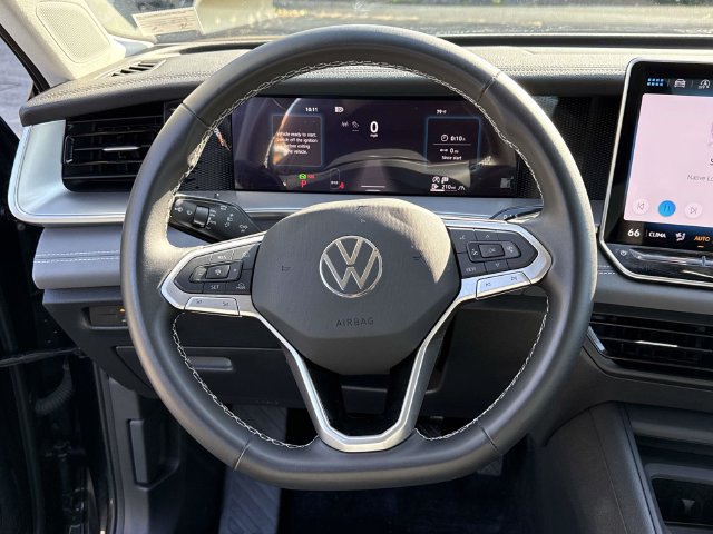 Used 2025 Volkswagen Tiguan SE AWD/4WD image 46