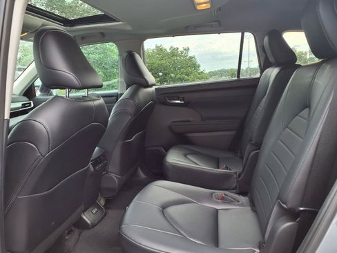 Used 2023 Toyota Highlander XLE FWD image 22