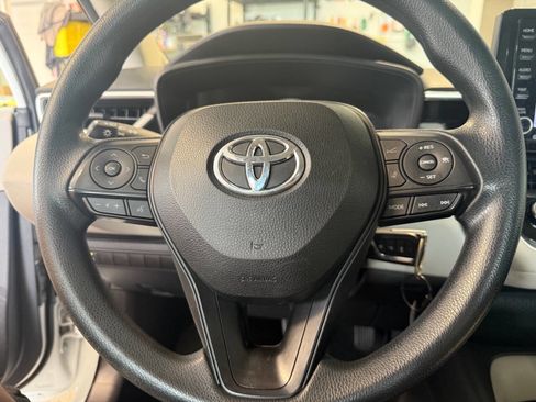 Used 2022 Toyota Corolla LE image 11
