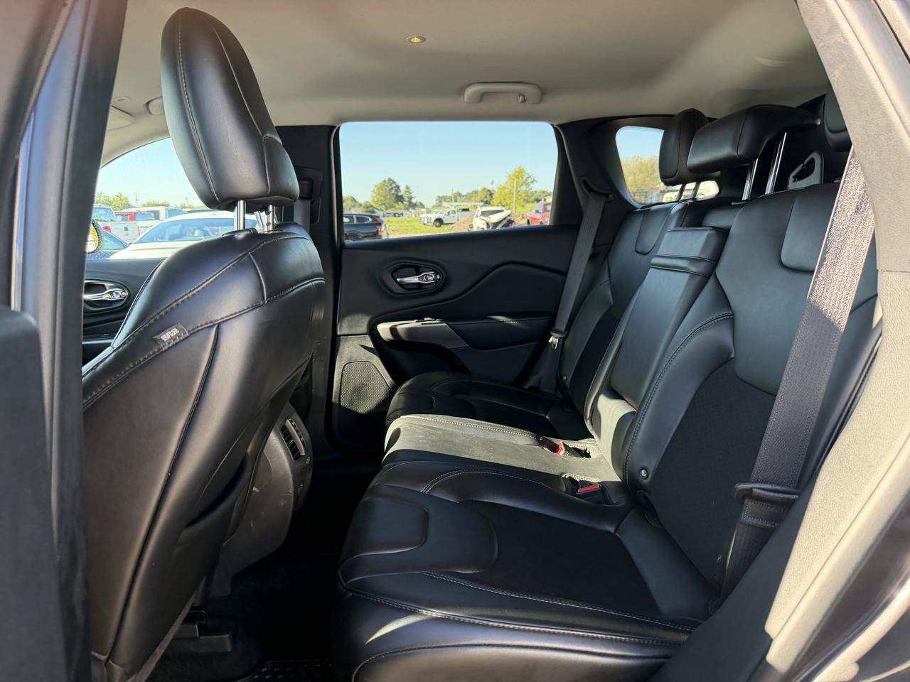 Used 2019 Jeep Cherokee Latitude Plus w/ Cold Weather Group AWD/4WD image 17