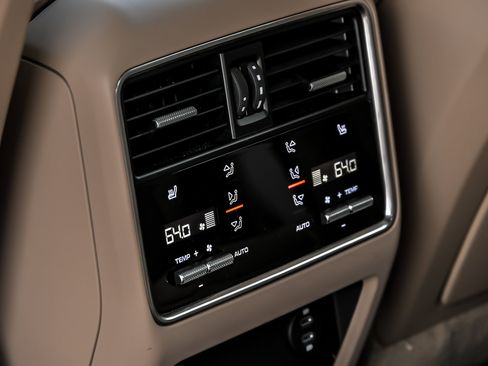 Used 2023 Porsche Cayenne Platinum Edition AWD/4WD image 29