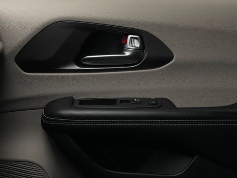 Used 2022 Chrysler Pacifica Touring-L FWD image 39