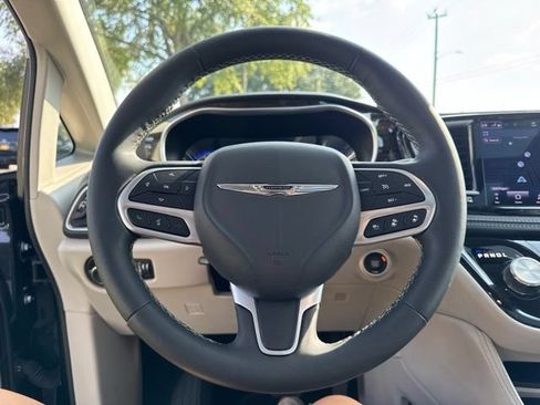 Used 2023 Chrysler Pacifica Limited FWD image 27
