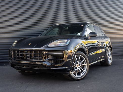 Certified 2025 Porsche Cayenne image 1